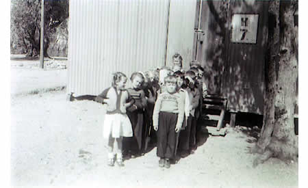 School children waiting outside Hut 7, c. 1950. Courtesy J McGlew.