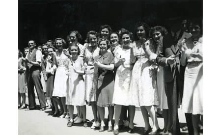Group of staff from Cox Bros Australia, Perth, on Armistice Day 1941 watching a troop parade in Perth. Many of the women, including Elise Solly, later enlisted. Courtesy Elsie Solly
